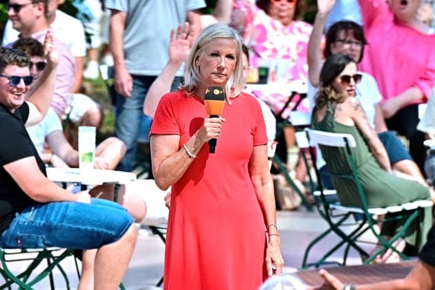 ZDF - Fernsehgarten. Moderatorin Andrea Kiwi Kiewel während der ZDF - Unterhaltungsshow Fernsehgarten am 26.07.2026 in Mainz. 20260726MWI136929 *** ZDF Fernsehgarten host Andrea Kiwi Kiewel during the ZDF entertainment show Fernsehgarten on July 26, 2026, in Mainz 20260726MWI136929