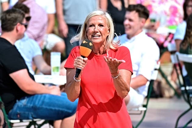 ZDF - Fernsehgarten. Moderatorin Andrea Kiwi Kiewel während der ZDF - Unterhaltungsshow Fernsehgarten am 26.07.2026 in Mainz. 20260726MWI136951 *** ZDF Fernsehgarten host Andrea Kiwi Kiewel during the ZDF entertainment show Fernsehgarten on July 26, 2026, in Mainz 20260726MWI136951