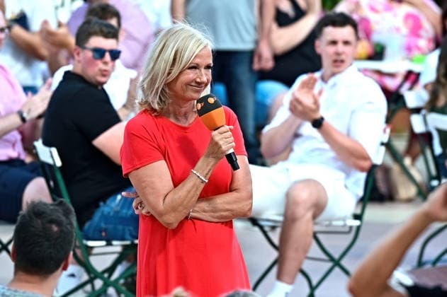ZDF - Fernsehgarten. Moderatorin Andrea Kiwi Kiewel während der ZDF - Unterhaltungsshow Fernsehgarten am 26.07.2026 in Mainz. 20260726MWI136986 *** ZDF Fernsehgarten host Andrea Kiwi Kiewel during the ZDF entertainment show Fernsehgarten on July 26, 2026, in Mainz 20260726MWI136986