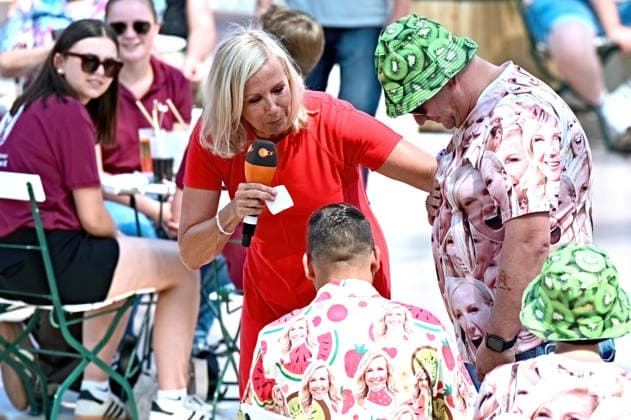 ZDF - Fernsehgarten. Moderatorin Andrea Kiwi Kiewel mit Fans in KIWI-Hemden während der ZDF - Unterhaltungsshow Fernsehgarten am 26.07.2026 in Mainz. 20260726MWI137048 *** ZDF Fernsehgarten host Andrea Kiwi Kiewel with fans wearing KIWI shirts during the ZDF entertainment show Fernsehgarten on July 26, 2026, in Mainz 20260726MWI137048