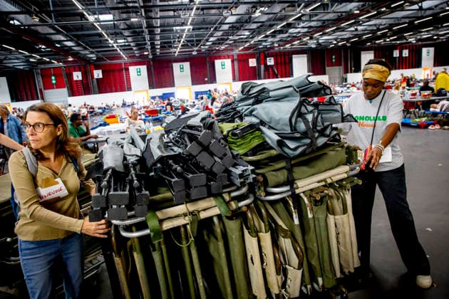 Thousands Of Gironde Wildfire Evacuees Sheltered At The Bordeaux Exhibition Centre Thousands of people evacuated from their homes rest at the Bordeaux Exhibition Centre, which has been converted into a temporary emergency shelter following a major wildfire affecting the Gironde department in southwestern France on Saturday. French authorities have transformed the exhibition halls into an emergency reception facility to accommodate families displaced from several municipalities, providing medical assistance, food and psychological support, while firefighters continue efforts to contain the fire, which has forced the evacuation of tens of thousands of people. In Bordeaux, France, on July 26, 2026. Burdeaux France  Copyright: xAlbertxLlopx originalFilename: salame-thousand260726_npQzo.jpg