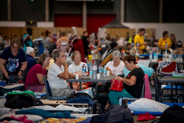 Thousands Of Gironde Wildfire Evacuees Sheltered At The Bordeaux Exhibition Centre Thousands of people evacuated from their homes rest at the Bordeaux Exhibition Centre, which has been converted into a temporary emergency shelter following a major wildfire affecting the Gironde department in southwestern France on Saturday. French authorities have transformed the exhibition halls into an emergency reception facility to accommodate families displaced from several municipalities, providing medical assistance, food and psychological support, while firefighters continue efforts to contain the fire, which has forced the evacuation of tens of thousands of people. In Bordeaux, France, on July 26, 2026. Burdeaux France  Copyright: xAlbertxLlopx originalFilename: salame-thousand260726_npuJP.jpg