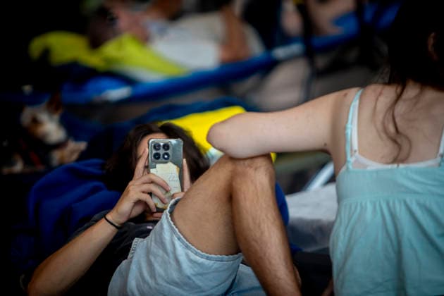 Thousands Of Gironde Wildfire Evacuees Sheltered At The Bordeaux Exhibition Centre Thousands of people evacuated from their homes rest at the Bordeaux Exhibition Centre, which has been converted into a temporary emergency shelter following a major wildfire affecting the Gironde department in southwestern France on Saturday. French authorities have transformed the exhibition halls into an emergency reception facility to accommodate families displaced from several municipalities, providing medical assistance, food and psychological support, while firefighters continue efforts to contain the fire, which has forced the evacuation of tens of thousands of people. In Bordeaux, France, on July 26, 2026. Burdeaux France  Copyright: xAlbertxLlopx originalFilename: salame-thousand260726_np9oG.jpg
