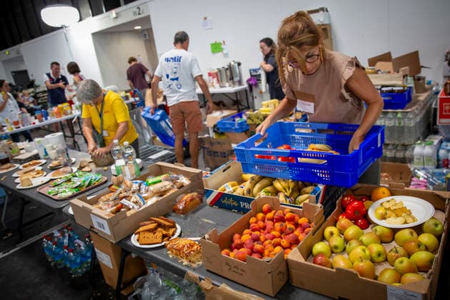 Thousands Of Gironde Wildfire Evacuees Sheltered At The Bordeaux Exhibition Centre Thousands of people evacuated from their homes rest at the Bordeaux Exhibition Centre, which has been converted into a temporary emergency shelter following a major wildfire affecting the Gironde department in southwestern France on Saturday. French authorities have transformed the exhibition halls into an emergency reception facility to accommodate families displaced from several municipalities, providing medical assistance, food and psychological support, while firefighters continue efforts to contain the fire, which has forced the evacuation of tens of thousands of people. In Bordeaux, France, on July 26, 2026. Burdeaux France  Copyright: xAlbertxLlopx originalFilename: salame-thousand260726_npsth.jpg