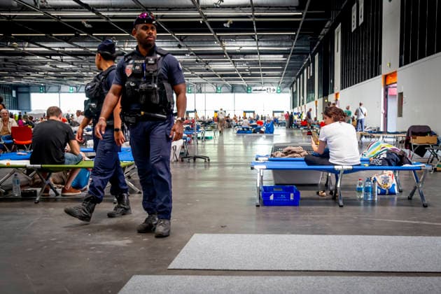 Thousands Of Gironde Wildfire Evacuees Sheltered At The Bordeaux Exhibition Centre Thousands of people evacuated from their homes rest at the Bordeaux Exhibition Centre, which has been converted into a temporary emergency shelter following a major wildfire affecting the Gironde department in southwestern France on Saturday. French authorities have transformed the exhibition halls into an emergency reception facility to accommodate families displaced from several municipalities, providing medical assistance, food and psychological support, while firefighters continue efforts to contain the fire, which has forced the evacuation of tens of thousands of people. In Bordeaux, France, on July 26, 2026. Burdeaux France  Copyright: xAlbertxLlopx originalFilename: salame-thousand260726_npTzy.jpg