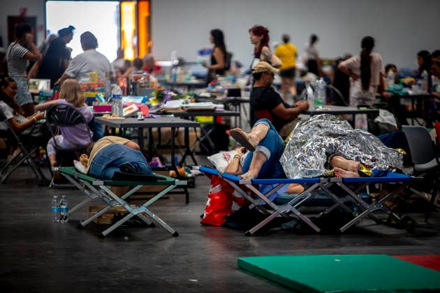 Thousands Of Gironde Wildfire Evacuees Sheltered At The Bordeaux Exhibition Centre Thousands of people evacuated from their homes rest at the Bordeaux Exhibition Centre, which has been converted into a temporary emergency shelter following a major wildfire affecting the Gironde department in southwestern France on Saturday. French authorities have transformed the exhibition halls into an emergency reception facility to accommodate families displaced from several municipalities, providing medical assistance, food and psychological support, while firefighters continue efforts to contain the fire, which has forced the evacuation of tens of thousands of people. In Bordeaux, France, on July 26, 2026. Burdeaux France  Copyright: xAlbertxLlopx originalFilename: salame-thousand260726_npwIU.jpg