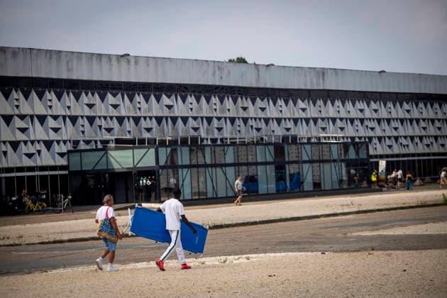 Thousands Of Gironde Wildfire Evacuees Sheltered At The Bordeaux Exhibition Centre Thousands of people evacuated from their homes rest at the Bordeaux Exhibition Centre, which has been converted into a temporary emergency shelter following a major wildfire affecting the Gironde department in southwestern France on Saturday. French authorities have transformed the exhibition halls into an emergency reception facility to accommodate families displaced from several municipalities, providing medical assistance, food and psychological support, while firefighters continue efforts to contain the fire, which has forced the evacuation of tens of thousands of people. In Bordeaux, France, on July 26, 2026. Burdeaux France  Copyright: xAlbertxLlopx originalFilename: salame-thousand260726_npqTR.jpg