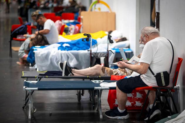 Thousands Of Gironde Wildfire Evacuees Sheltered At The Bordeaux Exhibition Centre Thousands of people evacuated from their homes rest at the Bordeaux Exhibition Centre, which has been converted into a temporary emergency shelter following a major wildfire affecting the Gironde department in southwestern France on Saturday. French authorities have transformed the exhibition halls into an emergency reception facility to accommodate families displaced from several municipalities, providing medical assistance, food and psychological support, while firefighters continue efforts to contain the fire, which has forced the evacuation of tens of thousands of people. In Bordeaux, France, on July 26, 2026. Burdeaux France  Copyright: xAlbertxLlopx originalFilename: salame-thousand260726_npBTB.jpg