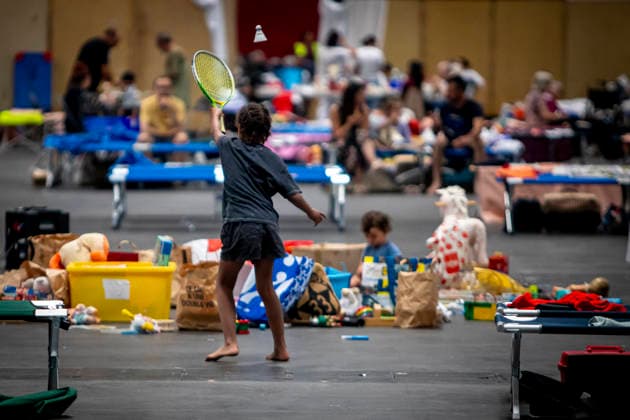 Thousands Of Gironde Wildfire Evacuees Sheltered At The Bordeaux Exhibition Centre Thousands of people evacuated from their homes rest at the Bordeaux Exhibition Centre, which has been converted into a temporary emergency shelter following a major wildfire affecting the Gironde department in southwestern France on Saturday. French authorities have transformed the exhibition halls into an emergency reception facility to accommodate families displaced from several municipalities, providing medical assistance, food and psychological support, while firefighters continue efforts to contain the fire, which has forced the evacuation of tens of thousands of people. In Bordeaux, France, on July 26, 2026. Burdeaux France  Copyright: xAlbertxLlopx originalFilename: salame-thousand260726_npSRP.jpg