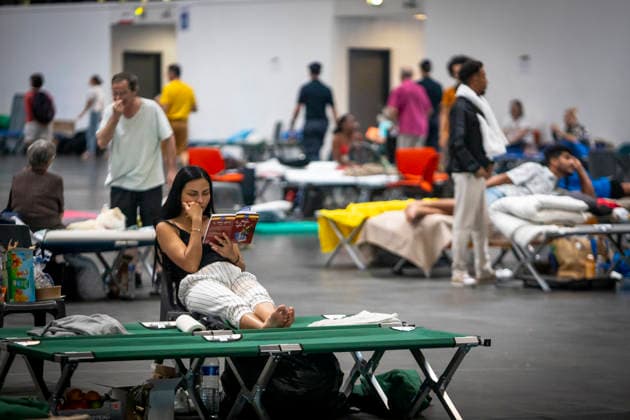 Thousands Of Gironde Wildfire Evacuees Sheltered At The Bordeaux Exhibition Centre Thousands of people evacuated from their homes rest at the Bordeaux Exhibition Centre, which has been converted into a temporary emergency shelter following a major wildfire affecting the Gironde department in southwestern France on Saturday. French authorities have transformed the exhibition halls into an emergency reception facility to accommodate families displaced from several municipalities, providing medical assistance, food and psychological support, while firefighters continue efforts to contain the fire, which has forced the evacuation of tens of thousands of people. In Bordeaux, France, on July 26, 2026. Burdeaux France  Copyright: xAlbertxLlopx originalFilename: salame-thousand260726_npaxV.jpg