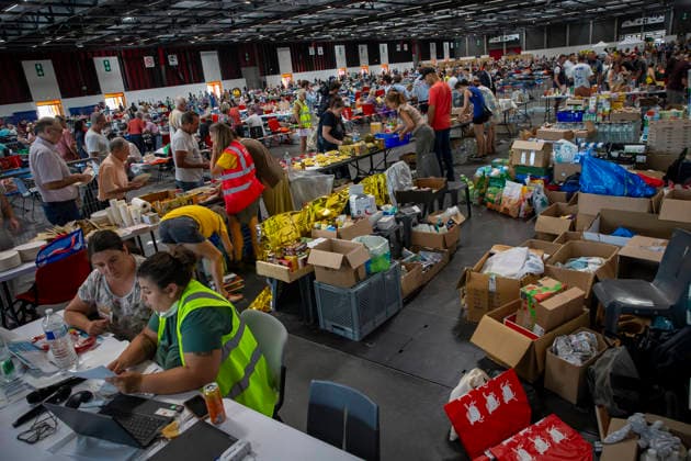 Thousands Of Gironde Wildfire Evacuees Sheltered At The Bordeaux Exhibition Centre Thousands of people evacuated from their homes rest at the Bordeaux Exhibition Centre, which has been converted into a temporary emergency shelter following a major wildfire affecting the Gironde department in southwestern France on Saturday. French authorities have transformed the exhibition halls into an emergency reception facility to accommodate families displaced from several municipalities, providing medical assistance, food and psychological support, while firefighters continue efforts to contain the fire, which has forced the evacuation of tens of thousands of people. In Bordeaux, France, on July 26, 2026. Burdeaux France  Copyright: xAlbertxLlopx originalFilename: salame-thousand260726_npTsT.jpg