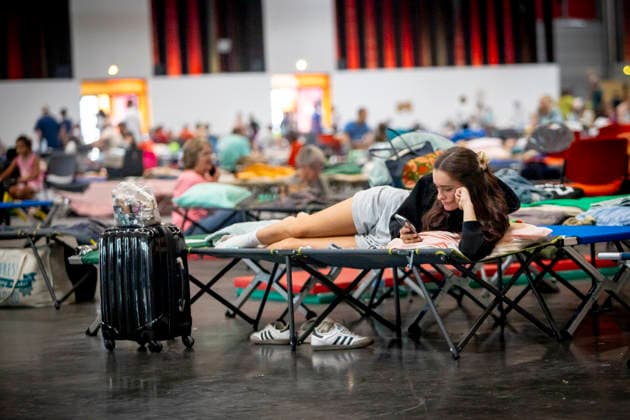 Thousands Of Gironde Wildfire Evacuees Sheltered At The Bordeaux Exhibition Centre Thousands of people evacuated from their homes rest at the Bordeaux Exhibition Centre, which has been converted into a temporary emergency shelter following a major wildfire affecting the Gironde department in southwestern France on Saturday. French authorities have transformed the exhibition halls into an emergency reception facility to accommodate families displaced from several municipalities, providing medical assistance, food and psychological support, while firefighters continue efforts to contain the fire, which has forced the evacuation of tens of thousands of people. In Bordeaux, France, on July 26, 2026. Burdeaux France  Copyright: xAlbertxLlopx originalFilename: salame-thousand260726_npDio.jpg