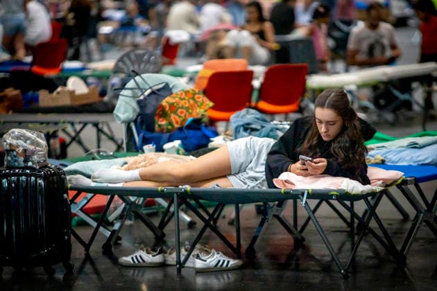 Thousands Of Gironde Wildfire Evacuees Sheltered At The Bordeaux Exhibition Centre Thousands of people evacuated from their homes rest at the Bordeaux Exhibition Centre, which has been converted into a temporary emergency shelter following a major wildfire affecting the Gironde department in southwestern France on Saturday. French authorities have transformed the exhibition halls into an emergency reception facility to accommodate families displaced from several municipalities, providing medical assistance, food and psychological support, while firefighters continue efforts to contain the fire, which has forced the evacuation of tens of thousands of people. In Bordeaux, France, on July 26, 2026. Burdeaux France  Copyright: xAlbertxLlopx originalFilename: salame-thousand260726_npf7R.jpg