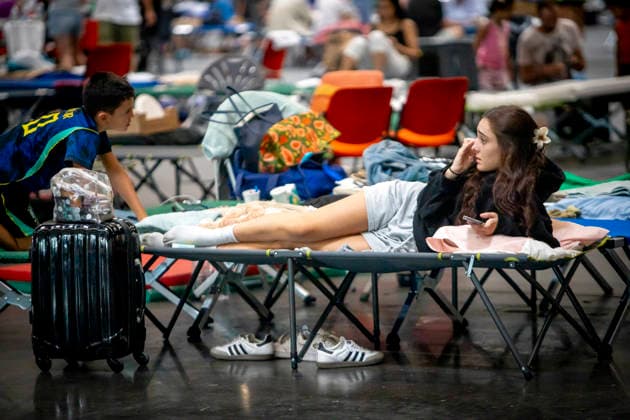 Thousands Of Gironde Wildfire Evacuees Sheltered At The Bordeaux Exhibition Centre Thousands of people evacuated from their homes rest at the Bordeaux Exhibition Centre, which has been converted into a temporary emergency shelter following a major wildfire affecting the Gironde department in southwestern France on Saturday. French authorities have transformed the exhibition halls into an emergency reception facility to accommodate families displaced from several municipalities, providing medical assistance, food and psychological support, while firefighters continue efforts to contain the fire, which has forced the evacuation of tens of thousands of people. In Bordeaux, France, on July 26, 2026. Burdeaux France  Copyright: xAlbertxLlopx originalFilename: salame-thousand260726_npQE4.jpg