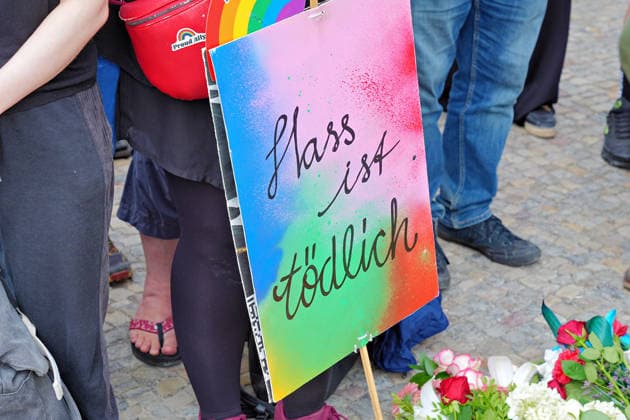 26.07.2026,Berlin,Blick auf das Stadtgeschehen am Tag nach dem terroristischen Anschlag beim gestrigen CSD.Trauerkundgebung am Pariser Platz vor dem Brandenburger Tor *** July 26, 2026, Berlin: A look at city life the day after the terrorist attack during yesterday’s CSD memorial rally at Pariser Platz in front of the Brandenburg Gate