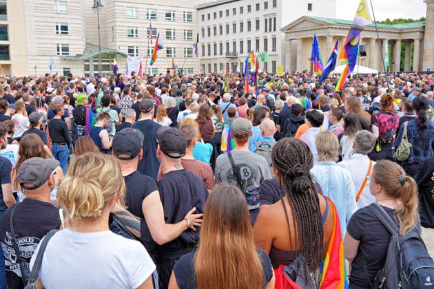 26.07.2026,Berlin,Blick auf das Stadtgeschehen am Tag nach dem terroristischen Anschlag beim gestrigen CSD.Trauerkundgebung am Pariser Platz vor dem Brandenburger Tor *** July 26, 2026, Berlin: A look at city life the day after the terrorist attack during yesterday’s CSD memorial rally at Pariser Platz in front of the Brandenburg Gate
