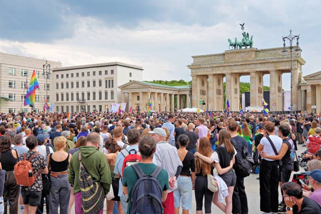 26.07.2026,Berlin,Blick auf das Stadtgeschehen am Tag nach dem terroristischen Anschlag beim gestrigen CSD.Trauerkundgebung am Pariser Platz vor dem Brandenburger Tor *** July 26, 2026, Berlin: A look at city life the day after the terrorist attack during yesterday’s CSD memorial rally at Pariser Platz in front of the Brandenburg Gate