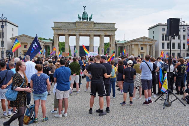 26.07.2026,Berlin,Blick auf das Stadtgeschehen am Tag nach dem terroristischen Anschlag beim gestrigen CSD.Trauerkundgebung am Pariser Platz vor dem Brandenburger Tor *** July 26, 2026, Berlin: A look at city life the day after the terrorist attack during yesterday’s CSD memorial rally at Pariser Platz in front of the Brandenburg Gate