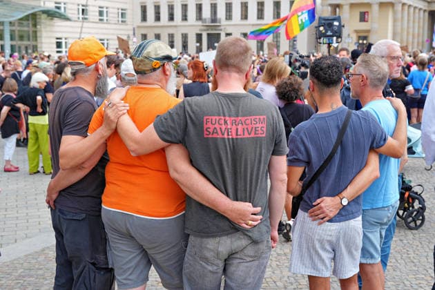26.07.2026,Berlin,Blick auf das Stadtgeschehen am Tag nach dem terroristischen Anschlag beim gestrigen CSD.Trauerkundgebung am Pariser Platz vor dem Brandenburger Tor *** July 26, 2026, Berlin: A look at city life the day after the terrorist attack during yesterday’s CSD memorial rally at Pariser Platz in front of the Brandenburg Gate