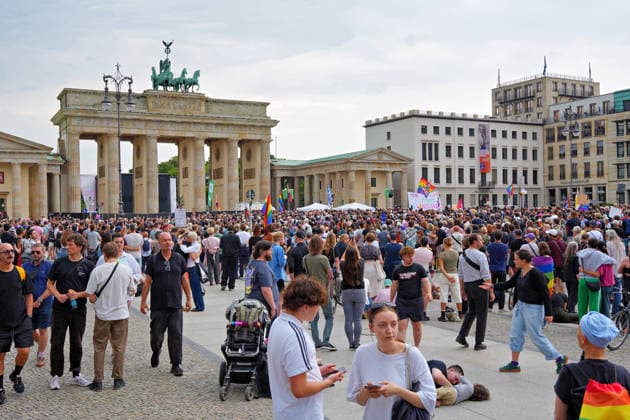 26.07.2026,Berlin,Blick auf das Stadtgeschehen am Tag nach dem terroristischen Anschlag beim gestrigen CSD.Trauerkundgebung am Pariser Platz vor dem Brandenburger Tor *** July 26, 2026, Berlin: A look at city life the day after the terrorist attack during yesterday’s CSD memorial rally at Pariser Platz in front of the Brandenburg Gate