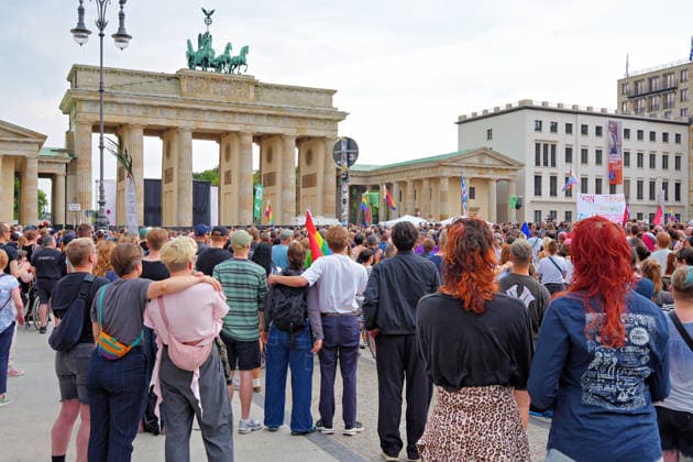 26.07.2026,Berlin,Blick auf das Stadtgeschehen am Tag nach dem terroristischen Anschlag beim gestrigen CSD.Trauerkundgebung am Pariser Platz vor dem Brandenburger Tor *** July 26, 2026, Berlin: A look at city life the day after the terrorist attack during yesterday’s CSD memorial rally at Pariser Platz in front of the Brandenburg Gate
