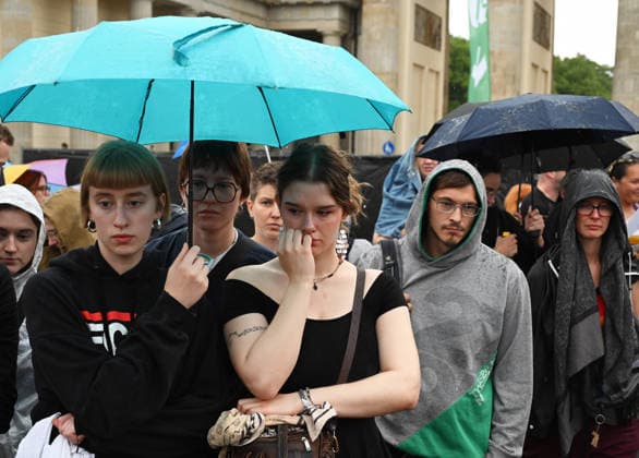 Mourning rally after the parade incident in Berlin BERLIN, GERMANY - JULY 26: People take part in a mourning rally near the Brandenburger Gate, not far from the scene where a vehicle plowed into a crowd during the Christopher Street Day parade, in Berlin, Germany, on July 26, 2026. Several people were injured after a vehicle drove into a crowd during the Christopher Street Day (CSD) Pride parade in central Berlin, according to local media reports. At least one person was killed and 29 others were injured in the vehicle collision, according to local media reports. Volodymyr Sindieiev Anadolu Berlin Germany. Editorial use only. Please get in touch for any other usage.  Copyright: x2026xAnadoluxVolodymyrxSindieievx
