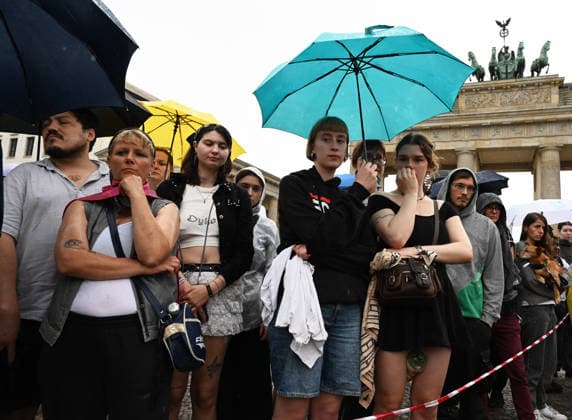 Mourning rally after the parade incident in Berlin BERLIN, GERMANY - JULY 26: People take part in a mourning rally near the Brandenburger Gate, not far from the scene where a vehicle plowed into a crowd during the Christopher Street Day parade, in Berlin, Germany, on July 26, 2026. Several people were injured after a vehicle drove into a crowd during the Christopher Street Day (CSD) Pride parade in central Berlin, according to local media reports. At least one person was killed and 29 others were injured in the vehicle collision, according to local media reports. Volodymyr Sindieiev Anadolu Berlin Germany. Editorial use only. Please get in touch for any other usage.  Copyright: x2026xAnadoluxVolodymyrxSindieievx