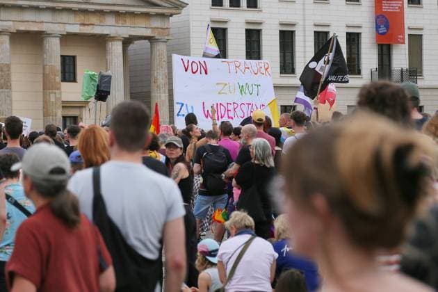 Berlin, Deutschland, 26.07.2026: Pariser Platz: Demo aus Protest gegen den Anschlag auf den CSD: Keine 24 Stunden nachdem ein Auto in eine Menschenmenge gefahren ist, haben sich Menschen vor dem Bandenburger Tor versammelt, um ihrem Protest Ausdruck zu verleihen. *** Berlin, Germany, July 26, 2026: Protest at Pariser Platz against the attack on the CSD. Less than 24 hours after a car plowed into a crowd, people gathered in front of the Brandenburg Gate to voice their protest. Copyright: xdtsxNachrichtenagenturx dts_128593