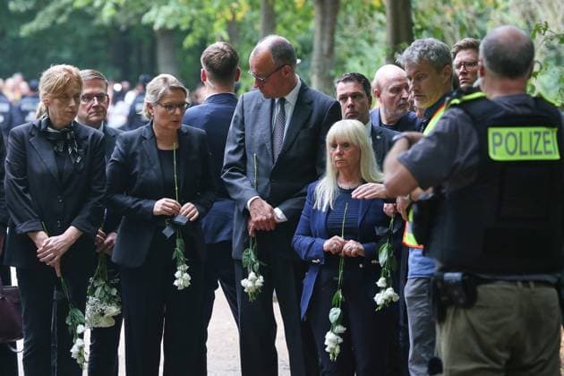 Berlin, Deutschland, 26.07.2026: Auto fährt bei CSD in Menschenmenge: Bundeskanzler Friedrich Merz (CDU) besichtigt am Tag nach dem Anschlag mit Mitgliedern seines Kabinetts und Vertretern des Berliner Senats den Tatort *** Berlin, Germany, July 26, 2026: A car plows into a crowd during CSD. The day after the attack, Chancellor Friedrich Merz of the CDU visits the scene of the crime with members of his cabinet and representatives of the Berlin Senate. Copyright: xdtsxNachrichtenagenturx dts_128595