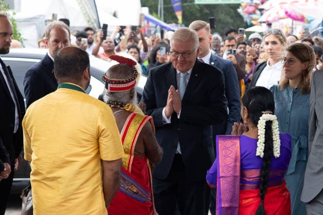 Siva Sri Arumugam Paskarakurukkal (oft Priester Paskaran genannt) begruesst Bundespraesident Frank-Walter STEINMEIER, Hinduistisches Tempelfest in Hamm, Sri Kamadchi Ampal Tempels in Hamm-Uentrop, 26.07.2026 *** Siva Sri Arumugam Paskarakurukkal, often referred to as Priest Paskaran, welcomes Federal President Frank Walter STEINMEIER at the Hindu temple festival in Hamm, at the Sri Kamadchi Ampal Temple in Hamm-Uentrop, July 26, 2026