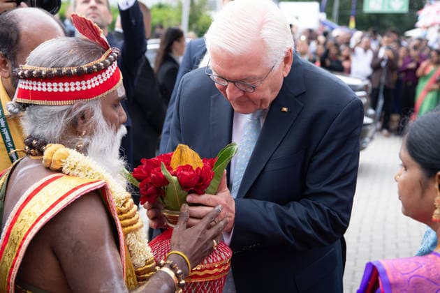 Siva Sri Arumugam Paskarakurukkal (oft Priester Paskaran genannt) begruesst Bundespraesident Frank-Walter STEINMEIER, mit einem Blumengesteck, Hinduistisches Tempelfest in Hamm, Sri Kamadchi Ampal Tempels in Hamm-Uentrop, 26.07.2026 *** Siva Sri Arumugam Paskarakurukkal, often called Priest Paskaran, welcomes Federal President Frank Walter STEINMEIER with a floral arrangement at the Hindu temple festival in Hamm, at the Sri Kamadchi Ampal Temple in Hamm-Uentrop, July 26, 2026