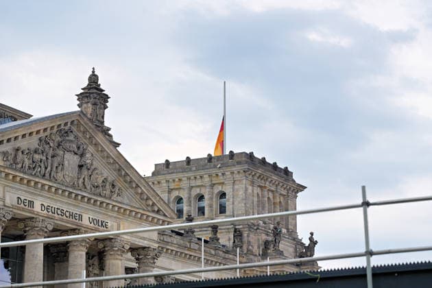 26.07.2026,Berlin,Blick auf das Stadtgeschehen am Tag nach dem terroristischen Anschlag beim gestrigen CSD.Trauerbeflaggung am Reichstag *** July 26, 2026, Berlin: A look at city life the day after yesterday’s terrorist attack at the CSD; flags at half-mast at the Reichstag