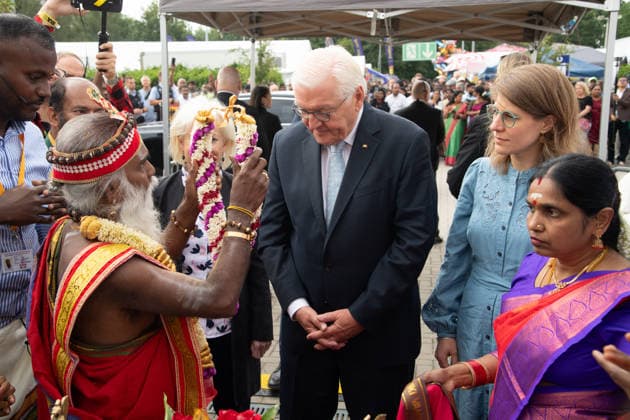 Siva Sri Arumugam Paskarakurukkal (oft Priester Paskaran genannt) begruesst Bundespraesident Frank-Walter STEINMEIER, mit einer Blumenkette, Hinduistisches Tempelfest in Hamm, Sri Kamadchi Ampal Tempels in Hamm-Uentrop, 26.07.2026 *** Siva Sri Arumugam Paskarakurukkal, often called Priest Paskaran, welcomes Federal President Frank Walter STEINMEIER with a garland, Hindu temple festival in Hamm, at the Sri Kamadchi Ampal Temple in Hamm-Uentrop, July 26, 2026