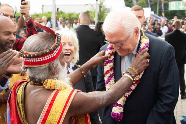 Siva Sri Arumugam Paskarakurukkal (oft Priester Paskaran genannt) begruesst Bundespraesident Frank-Walter STEINMEIER, mit einer Blumenkette, Hinduistisches Tempelfest in Hamm, Sri Kamadchi Ampal Tempels in Hamm-Uentrop, 26.07.2026 *** Siva Sri Arumugam Paskarakurukkal, often called Priest Paskaran, welcomes Federal President Frank Walter STEINMEIER with a garland, Hindu temple festival in Hamm, at the Sri Kamadchi Ampal Temple in Hamm-Uentrop, July 26, 2026