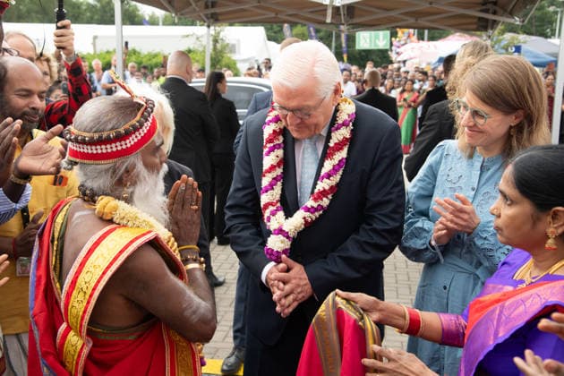 Siva Sri Arumugam Paskarakurukkal (oft Priester Paskaran genannt) begruesst Bundespraesident Frank-Walter STEINMEIER, mit einer Blumenkette, Hinduistisches Tempelfest in Hamm, Sri Kamadchi Ampal Tempels in Hamm-Uentrop, 26.07.2026 *** Siva Sri Arumugam Paskarakurukkal, often called Priest Paskaran, welcomes Federal President Frank Walter STEINMEIER with a garland, Hindu temple festival in Hamm, at the Sri Kamadchi Ampal Temple in Hamm-Uentrop, July 26, 2026