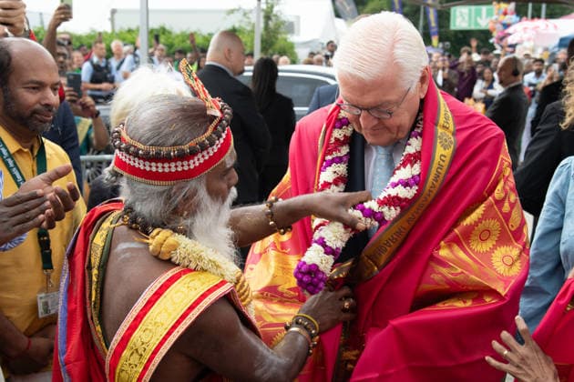 Siva Sri Arumugam Paskarakurukkal (oft Priester Paskaran genannt) begruesst Bundespraesident Frank-Walter STEINMEIER, mit einer Blumenkette, Hinduistisches Tempelfest in Hamm, Sri Kamadchi Ampal Tempels in Hamm-Uentrop, 26.07.2026 *** Siva Sri Arumugam Paskarakurukkal, often called Priest Paskaran, welcomes Federal President Frank Walter STEINMEIER with a garland, Hindu temple festival in Hamm, at the Sri Kamadchi Ampal Temple in Hamm-Uentrop, July 26, 2026