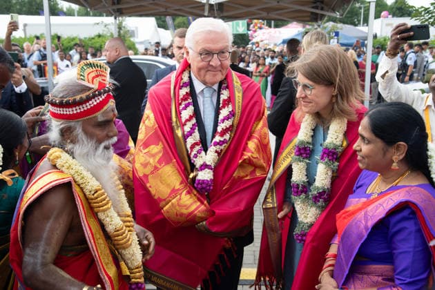 Siva Sri Arumugam Paskarakurukkal (oft Priester Paskaran genannt) und seine Ehefrau Mathivani (rechts) begruessen Bundespraesident Frank-Walter STEINMEIER, mit einer Blumenkette, 2.v.r. Verena SCHAEFFER, Schäffer, Ministerin fuer Kinder, Jugend, Familie, Gleichstellung, Flucht und Integration des Landes Nordrhein-Westfalen Hinduistisches Tempelfest in Hamm, Sri Kamadchi Ampal Tempels in Hamm-Uentrop, 26.07.2026 *** Siva Sri Arumugam Paskarakurukkal—often called Priest Paskaran—and his wife Mathivani (right) welcome Federal President Frank Walter STEINMEIER, who presents them with a floral garland; second from the right is Verena SCHAEFFER, Schäffer, Minister for Children, Youth, Family, Equality, Refugees, and Integration of the State