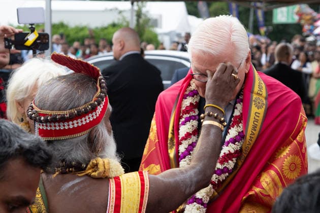 Siva Sri Arumugam Paskarakurukkal (oft Priester Paskaran genannt) begruesst Bundespraesident Frank-Walter STEINMEIER, zeichnet ihm ein Stirnmal, Bindi, Tilaka, Tika, Hinduistisches Tempelfest in Hamm, Sri Kamadchi Ampal Tempels in Hamm-Uentrop, 26.07.2026 *** Siva Sri Arumugam Paskarakurukkal, often called Priest Paskaran, greets Federal President Frank Walter STEINMEIER and applies a bindi to his forehead, Tilaka, Tika, at a Hindu temple festival in Hamm, at the Sri Kamadchi Ampal Temple in Hamm-Uentrop, July 26, 2026