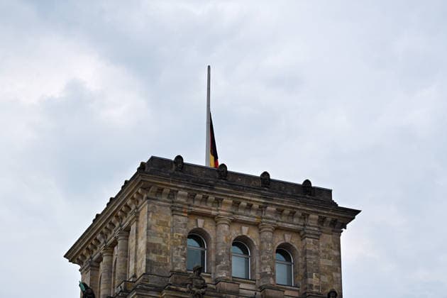 26.07.2026,Berlin,Blick auf das Stadtgeschehen am Tag nach dem terroristischen Anschlag beim gestrigen CSD.Trauerbeflaggung am Reichstag *** July 26, 2026, Berlin: A look at city life the day after yesterday’s terrorist attack during the CSD; flags at half-mast at the Reichstag
