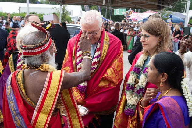 Siva Sri Arumugam Paskarakurukkal (oft Priester Paskaran genannt) und seine Ehefrau Mathivani begruessen Bundespraesident Frank-Walter STEINMEIER, zeichnen ihm ein Stirnmal, Bindi, Tilaka, Tika,, rechts Verena SCHAEFFER, Schäffer, Ministerin fuer Kinder, Jugend, Familie, Gleichstellung, Flucht und Integration des Landes Nordrhein-Westfalen Hinduistisches Tempelfest in Hamm, Sri Kamadchi Ampal Tempels in Hamm-Uentrop, 26.07.2026 *** Siva Sri Arumugam Paskarakurukkal—often called Priest Paskaran—and his wife Mathivani welcome Federal President Frank Walter STEINMEIER and apply a forehead mark—a bindi, or tilaka—to him, Tika; to the right is Verena SCHAEFFER, Minister for Children, Youth, Family, Equality, Refugees, and Integration of the