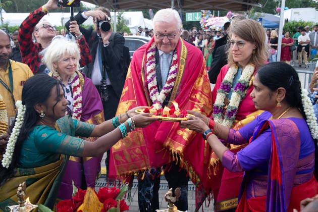 Mathivani (rechts), die Ehefrau von Siva Sri Arumugam Paskarakurukkal (oft Priester Paskaran genannt) und Tochter Malikarchchuna Alagesan (links) begruesen Bundespraesident Frank-Walter STEINMEIER, mit einem hinduistischen Feuer-Ritual, 2.v.r. Verena SCHAEFFER, Schäffer, Ministerin fuer Kinder, Jugend, Familie, Gleichstellung, Flucht und Integration des Landes Nordrhein-Westfalen Hinduistisches Tempelfest in Hamm, Sri Kamadchi Ampal Tempels in Hamm-Uentrop, 26.07.2026 *** Mathivani (right), the wife of Siva Sri Arumugam Paskarakurukkal—often called Priest Paskaran—and Malikarchchuna Alagesan’s daughter (left) welcome Federal President Frank Walter STEINMEIER with a Hindu fire ritual; second from the right is Verena SCHAEFFER, Schäffer