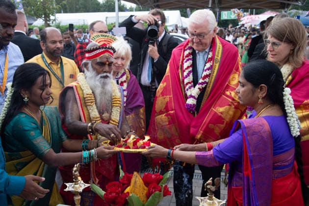 Mathivani (rechts), die Ehefrau von Siva Sri Arumugam Paskarakurukkal (oft Priester Paskaran genannt, 2.v.l.) und Tochter Malikarchchuna Alagesan (links) begruesen Bundespraesident Frank-Walter STEINMEIER, mit einem hinduistischen Feuer-Ritual, 2.v.r.. Verena SCHAEFFER, Schäffer, Ministerin fuer Kinder, Jugend, Familie, Gleichstellung, Flucht und Integration des Landes Nordrhein-Westfalen Hinduistisches Tempelfest in Hamm, Sri Kamadchi Ampal Tempels in Hamm-Uentrop, 26.07.2026 *** Mathivani (right), the wife of Siva Sri Arumugam Paskarakurukkal—often called Priest Paskaran—(second from left) and Malikarchchuna Alagesan’s daughter (left) welcome Federal President Frank Walter STEINMEIER with a Hindu fire ritual, second from the right:
