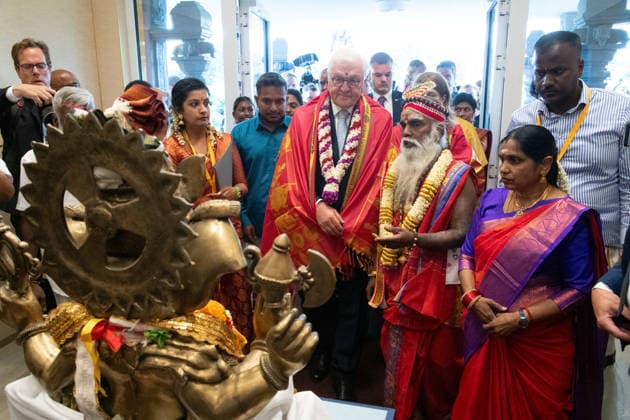 Priester Siva Sri Arumugam Paskarakurukkal (oft Priester Paskaran genannt) und Ehefrau Mathivani und Bundespraesident Frank-Walter STEINMEIER, betreten das hinduistische Kulturzentrum, Hinduistisches Tempelfest in Hamm, Sri Kamadchi Ampal Tempels in Hamm-Uentrop, 26.07.2026 *** Priest Siva Sri Arumugam Paskarakurukkal—often referred to as Priest Paskaran—and his wife Mathivani, along with Federal President Frank Walter STEINMEIER, enter the Hindu Cultural Center, Hindu Temple Festival in Hamm, at the Sri Kamadchi Ampal Temple in Hamm-Uentrop, July 26, 2026