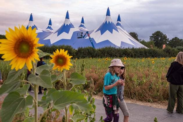 July 26, 2026, Corsham, Wiltshire, England: Festival goers enjoy a sunny Saturday at WOMAD Festival at Neston Park in Wiltshire. Corsham United Kingdom  - ZUMAr169 20260726_zip_r169_024 Copyright: xRodxHarbinsonx