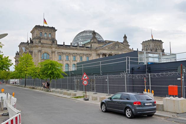 26.07.2026,Berlin,Blick auf das Stadtgeschehen am Tag nach dem terroristischen Anschlag beim gestrigen CSD.Trauerbeflaggung am Reichstag *** July 26, 2026, Berlin: A look at city life the day after yesterday’s terrorist attack during the CSD; flags at half-mast at the Reichstag