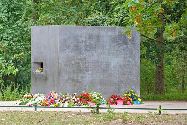 26.07.2026,Berlin,Blick auf das Stadtgeschehen am Tag nach dem terroristischen Anschlag beim gestrigen CSD.Denkmal für die im Nationalsozialismus verfolgten Homosexuellen *** July 26, 2026, Berlin: A look at city life the day after yesterday’s terrorist attack at the CSD memorial for homosexuals persecuted under National Socialism