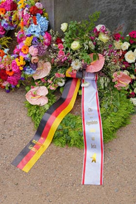 26.07.2026,Berlin,Blick auf das Stadtgeschehen am Tag nach dem terroristischen Anschlag beim gestrigen CSD.Denkmal für die im Nationalsozialismus verfolgten Homosexuellen *** July 26, 2026, Berlin: A look at city life the day after yesterday’s terrorist attack at the CSD memorial for homosexuals persecuted under National Socialism
