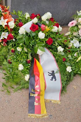 26.07.2026,Berlin,Blick auf das Stadtgeschehen am Tag nach dem terroristischen Anschlag beim gestrigen CSD.Denkmal für die im Nationalsozialismus verfolgten Homosexuellen *** July 26, 2026, Berlin: A look at city life the day after yesterday’s terrorist attack at the CSD memorial for homosexuals persecuted under National Socialism