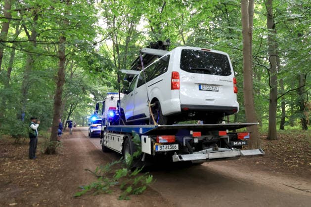 Berlin, Tiergarten, CSD-Demo, Terroranschlag, Terrorattentat auf den CSD, Berlin Tiergarten, Tatfahrzeug wird abgeschleppt Nordphoto *** Berlin, Tiergarten, CSD Parade, Terrorist Attack, Terrorist Attack on the CSD, Berlin Tiergarten, Vehicle Used in the Attack Is Towed Away – Nordphoto Copyright: xNordphotox xEnglerx