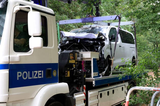 Berlin, Tiergarten, CSD-Demo, Terroranschlag, Terrorattentat auf den CSD, Berlin Tiergarten, Tatfahrzeug wird abgeschleppt Nordphoto *** Berlin, Tiergarten, CSD Parade, Terrorist Attack, Terrorist Attack on the CSD, Berlin Tiergarten, Vehicle Used in the Attack Is Towed Away – Nordphoto Copyright: xNordphotox xEnglerx